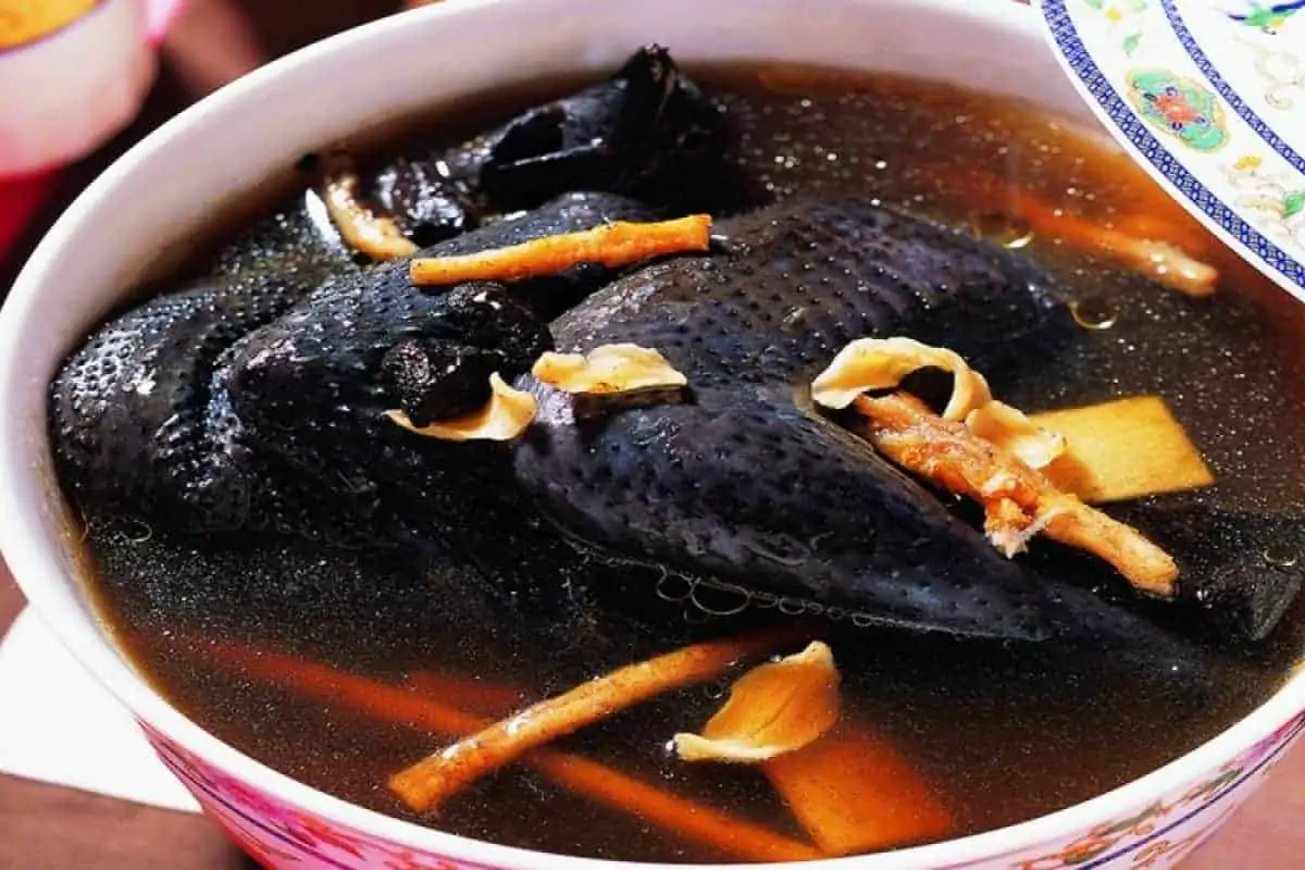 Lẩu gà đen thêm gừng