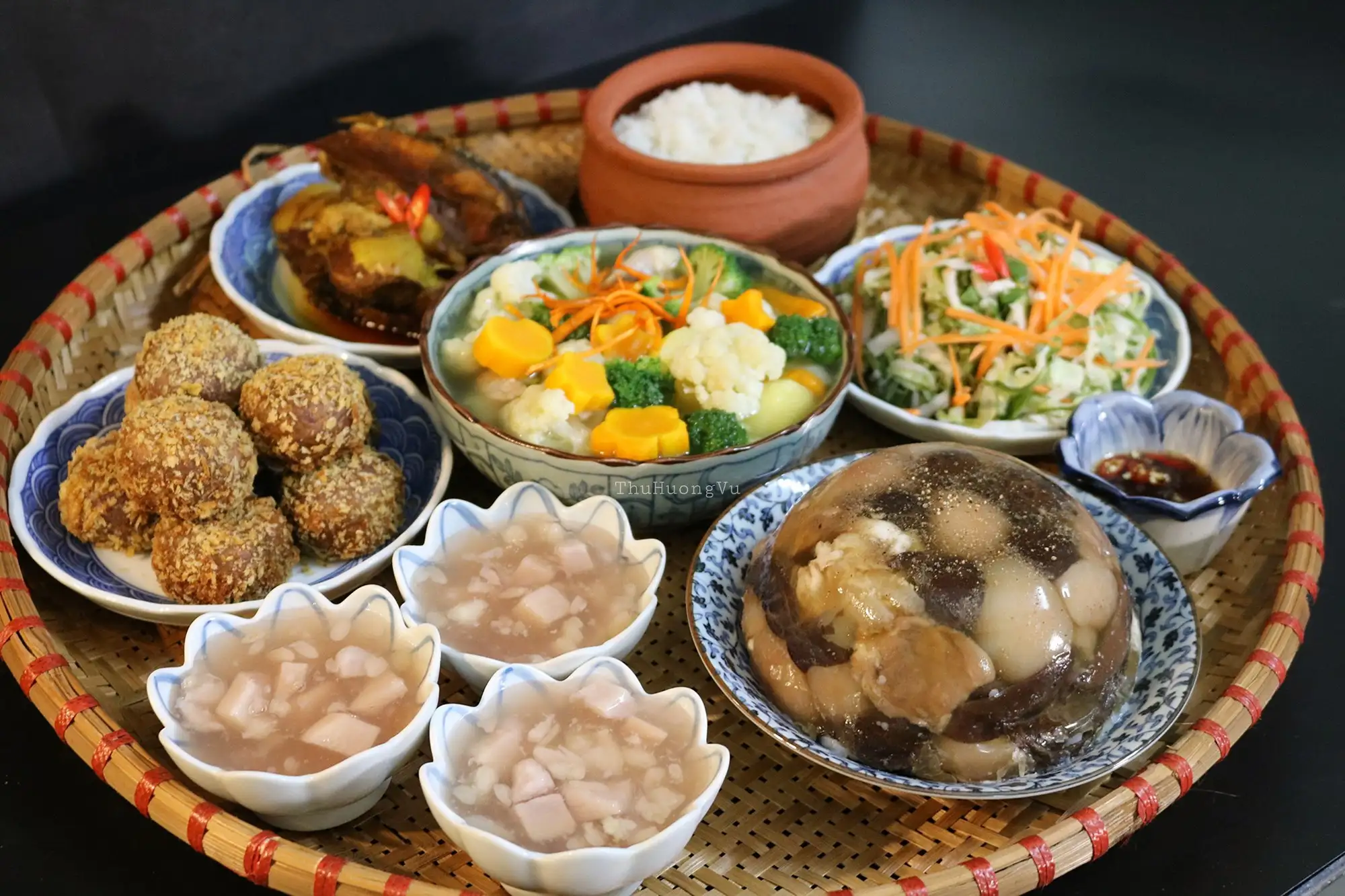Sự kết hợp hài hòa giữa thịt đông và các món ăn kèm tạo nên hương vị đặc biệt