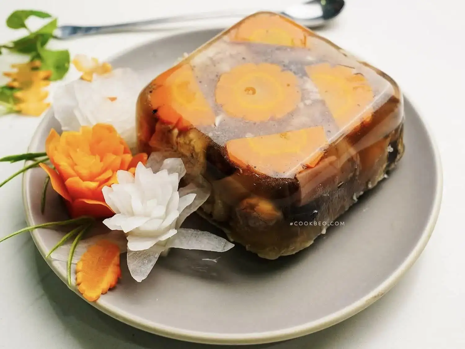 Thịt đông được làm đơn giản và bắt mắc hơn khi sử dụng các công cụ hiện đại