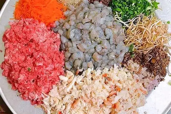 Nguyên liệu chủ yếu là thịt và tôm băm nhuyễn
