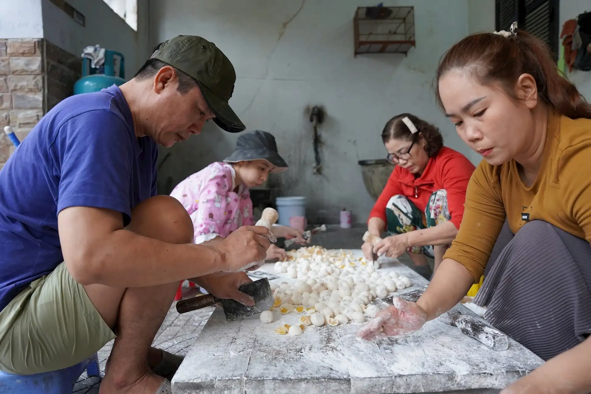 Ở Huế vẫn giữ được cách làm thủ công kẹo Cau