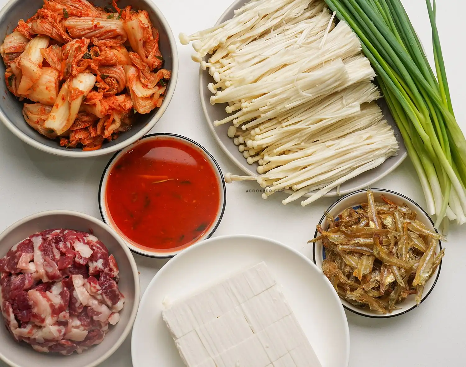 Nguyên liệu nấu canh kim chi tương đối dễ tìm
